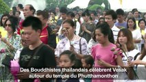 Les Bouddhistes thaïlandais célèbrent l'anniversaire de Bouddha