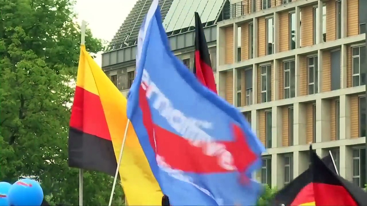 Alexander Gauland spricht bei der AfD Großdemo in Berlin am 27 Mai 2018 vor dem Brandenburger Tor