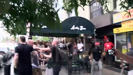 Descargar video: Un homme en colère face à deux vigiles d'un club à Washington !