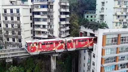 बेडरूम का दरवाजा खोलो और ट्रेन पकड़ लो, यहां 19 मंजिला अपार्टमेंट के भीतर से गुजरती है यह ट्रेन