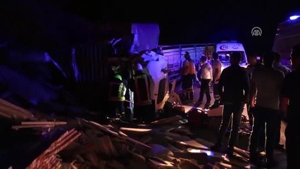 Manisa'da Kamyonla Tır Çarpıştı: 1'i Ağır 2 Yaralı