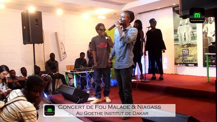 Fou Malade et Niagas Interprètent le titre mbey au concert de lancement de l'album "Assane Ak Ouesseynou " au Goethe Institut de Dakar.