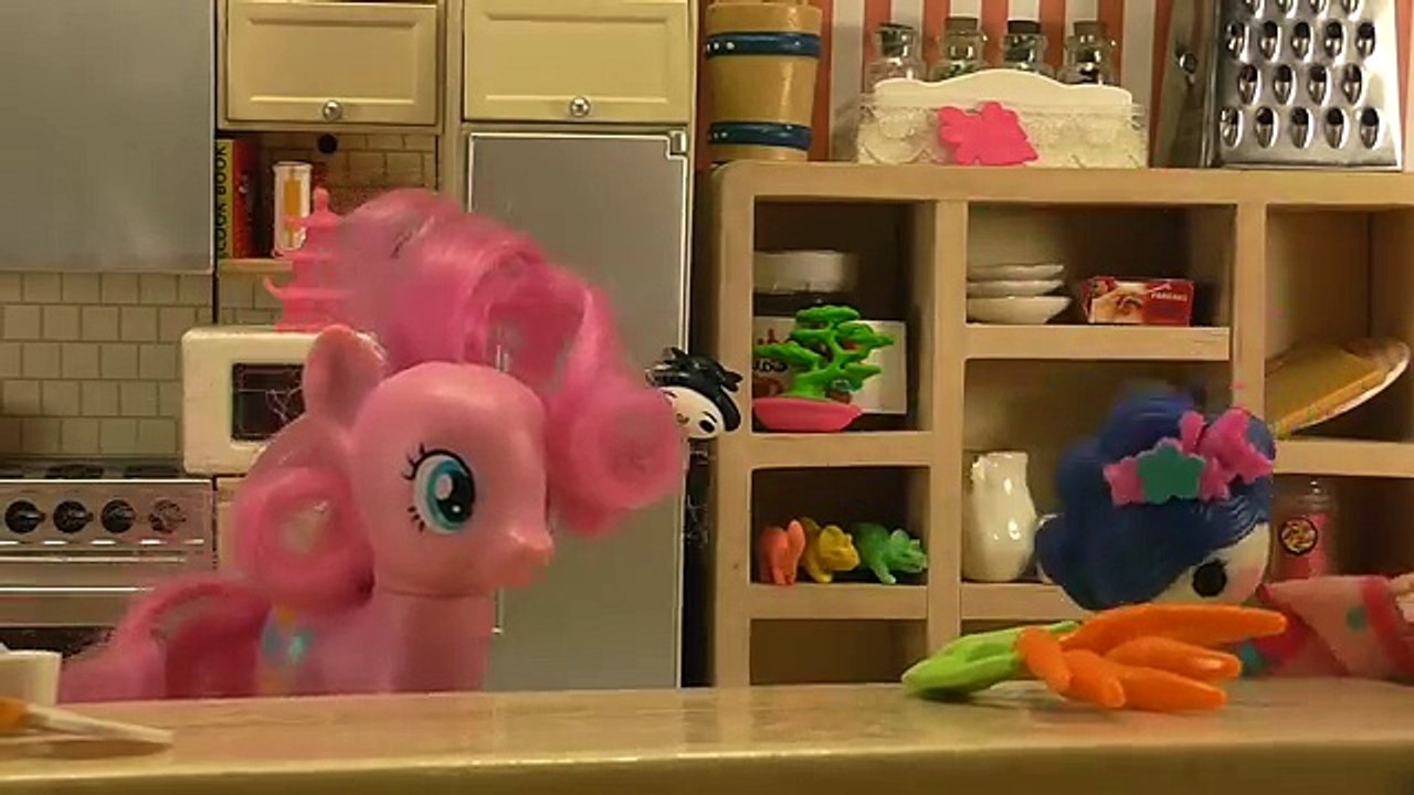 Смотреть Мой маленький пони на русском [Кулинары]#28 Лалалупси Сакура ест лапшу