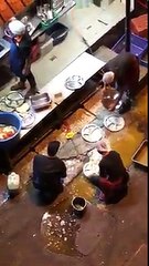 Video tular pekerja restoran makanan daun pisang mencuci pinggan menggunakan air lopak