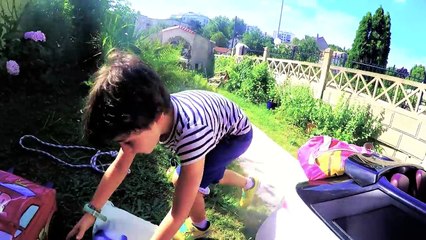 On part en VACANCES au CAMPING et un CLOWN VOLE notre VOITURE - A CLOWN STILL OUR CAR 