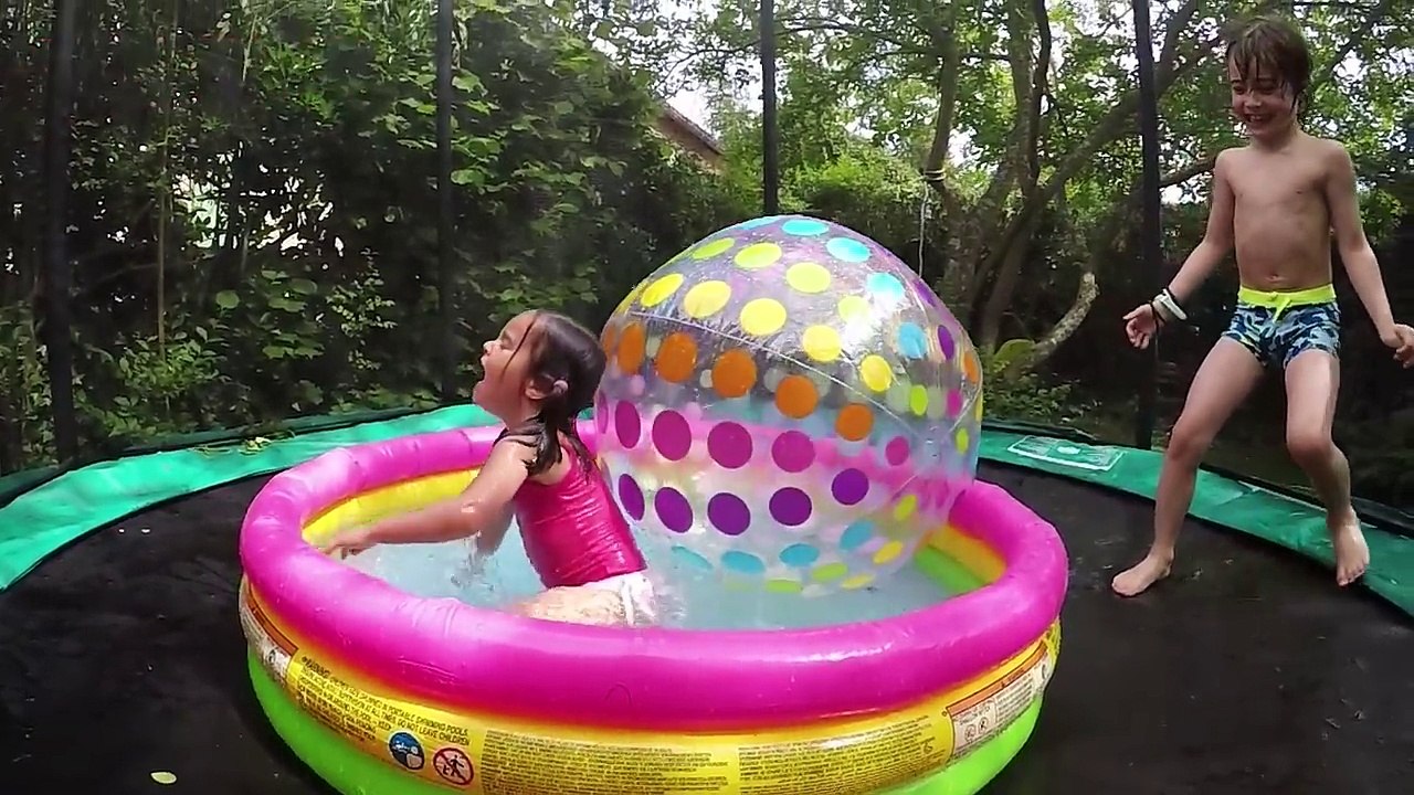 On SAUTE dans une PISCINE SUR un TRAMPOLINE - CAP ou PAS CAP de vider l'eau - Démo Jouets