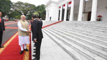PM Modi gets grand welcome at Merdeka Palace in Jakarta | Oneindia News