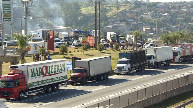 Brazil crisis: Oil workers threaten strike action amid truckers' protest