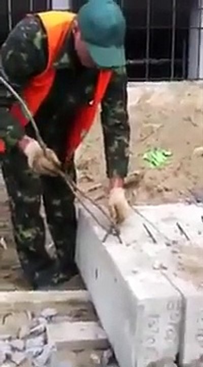 Cet ouvrier débile transforme un truc simple en casse-tête