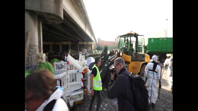 Hey, y'a encore du monde : après l'évacuation du camp du Millénaire, le délicat passage des tractopelles