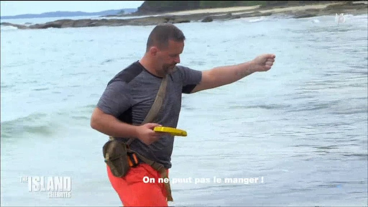 Un candidat de "The Island Célébrités" pêche un poisson qui s'avère... mortel ! Regardez