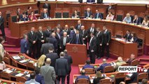 Report TV - Kaosi në Kuvend, deputetët sërish jashtë kontrollit, shtyhet disiplinimi i tyre