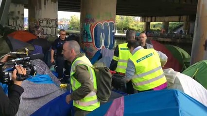 Paris evacua acampamento de migrantes