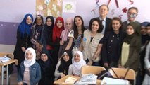 Ünlü oyuncu Ezgi Mola, mülteci çocukların eğitim gördüğü okulu ziyaret etti- Şartlı Eğitim Yardımı Programı’nın uygulandığı okulu ziyaret eden Ezgi Mola, çocuklarla sohbet etti ve bol bol fotoğraf çektirdi