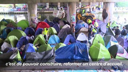 Paris: des migrants évacués trouvent refuge dans un gymnase