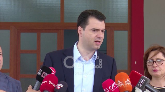 Ora News - Basha viziton minatorin në spital: Mafia e kromit ka marrë peng qeverinë Rama