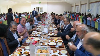Dündar 56 ülkeden öğrencilerle birlikte iftar yaptı