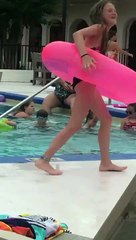 Une femme se rase les jambes dans la piscine d'un l’hôtel !