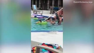 Cette dame profite d'une piscine publique pour se raser les jambes