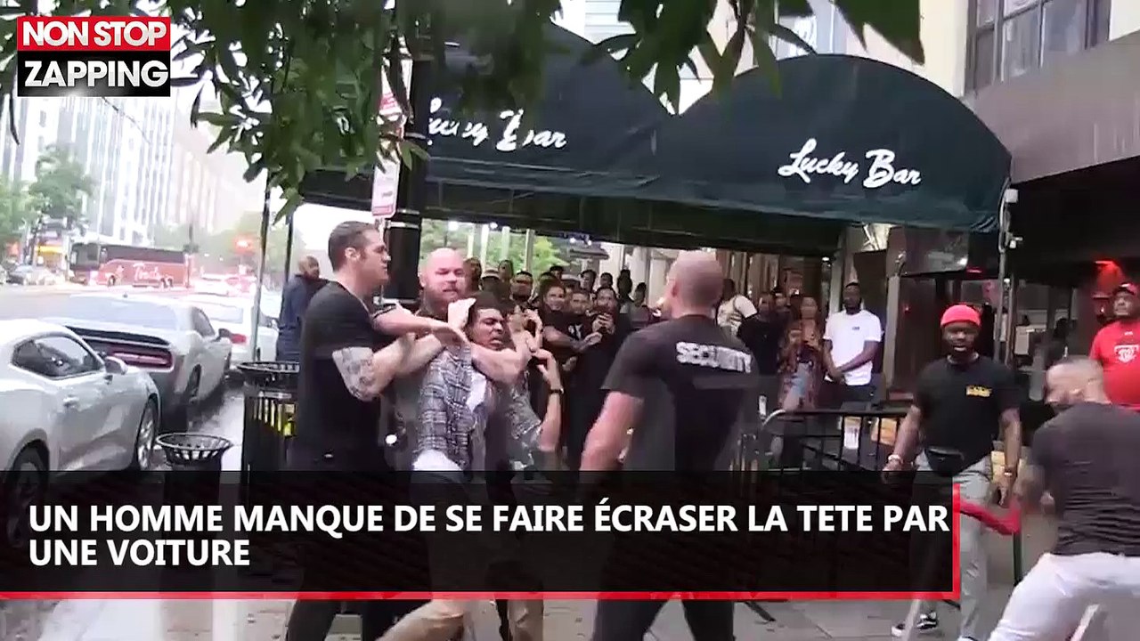 Un homme manque de se faire écraser par une voiture après une bagarre avec un videur (vidéo)