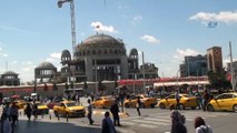Taksim Camii'ne Türk Bayrağı asıldı