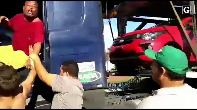 Caminhoneiro é agredido em bloqueio no Tocantins
