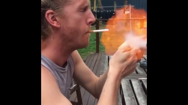 Voici les meilleures façons (ou les plus drôles) pour faire arrêter de fumer un ami