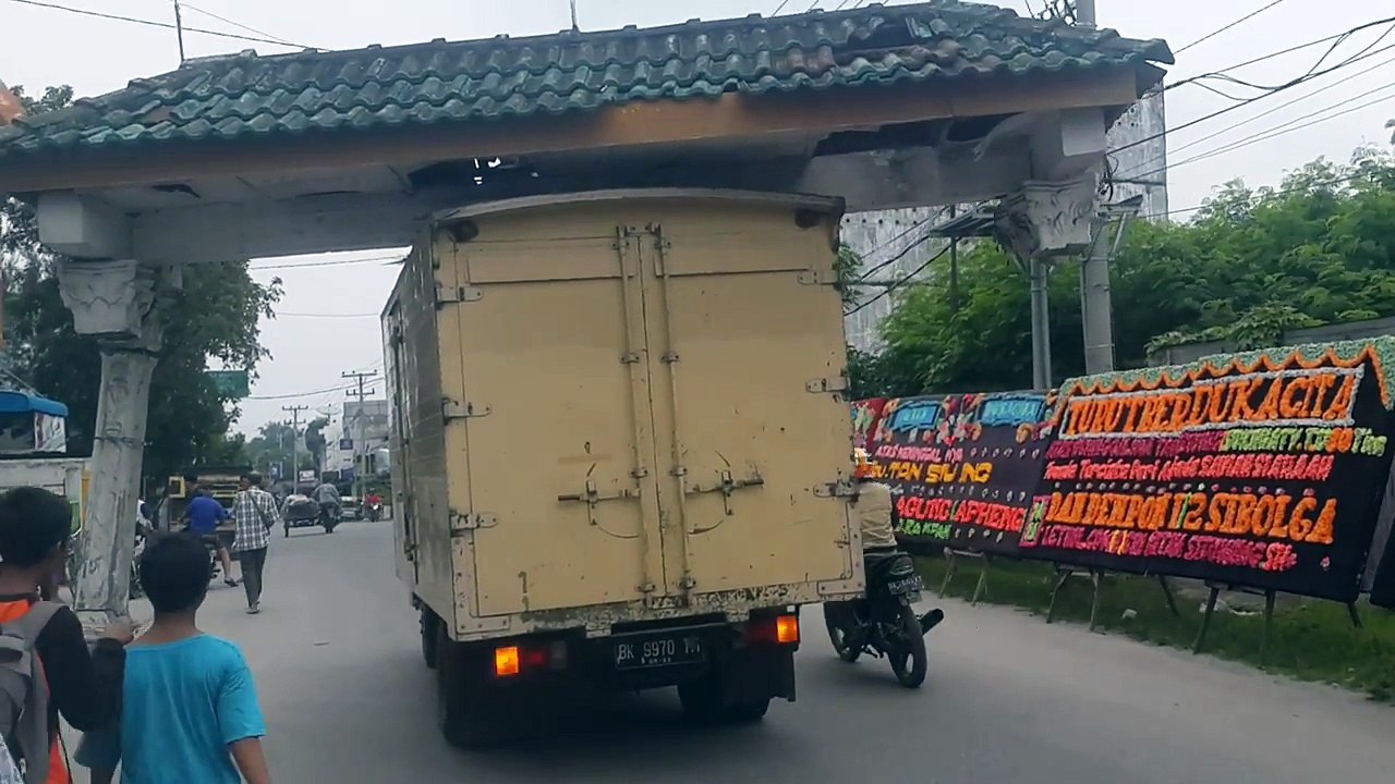 Un camion avec une arche sur le toit (Indonésie)