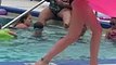 Une femme se rase les jambes à la piscine ! WTF