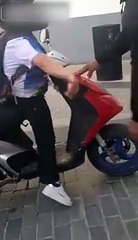 Elle essaye de rouler en Scooter malgré qu'elle est ivre ! Fail