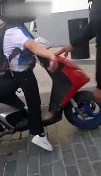 Elle essaye de rouler en Scooter malgré qu'elle est ivre ! Fail
