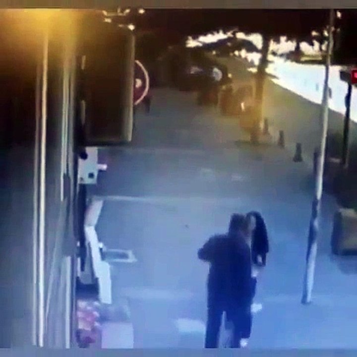 Eşini döven adama uçan kafa attı
