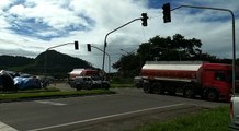 Polícia Militar libera a passagem de carretas, em Piúma, nesta quarta-feira (30)