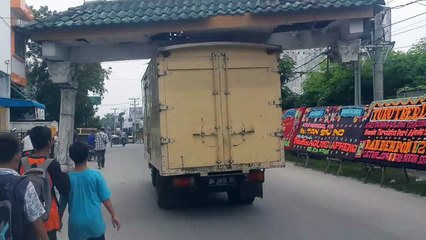 Mais que fait ce camion avec une arche sur le toit (Indonésie)