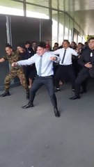 Ils font un dernier Haka pour leur ami décédé