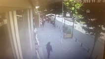Sokakta Eşini Döven Adama Müdahale Güvenlik Kamerasında