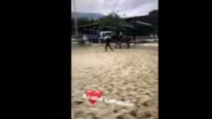 El momento en que Georgina monta a caballo