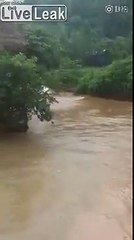 Ce chauffeur roule dans 2m d'eau en camion !