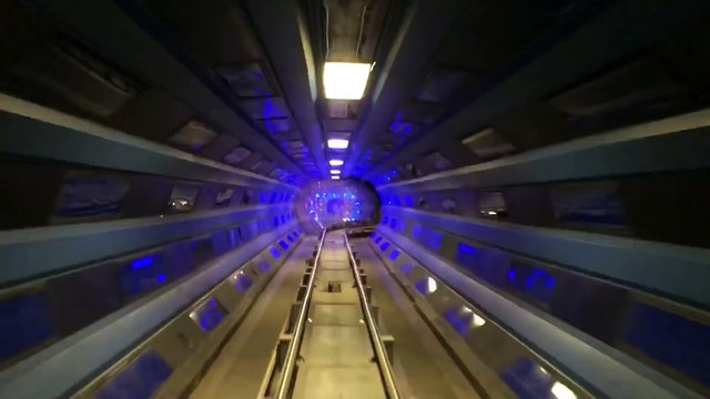 Space Mountain.. les lumières allumées !! Disney World Paris