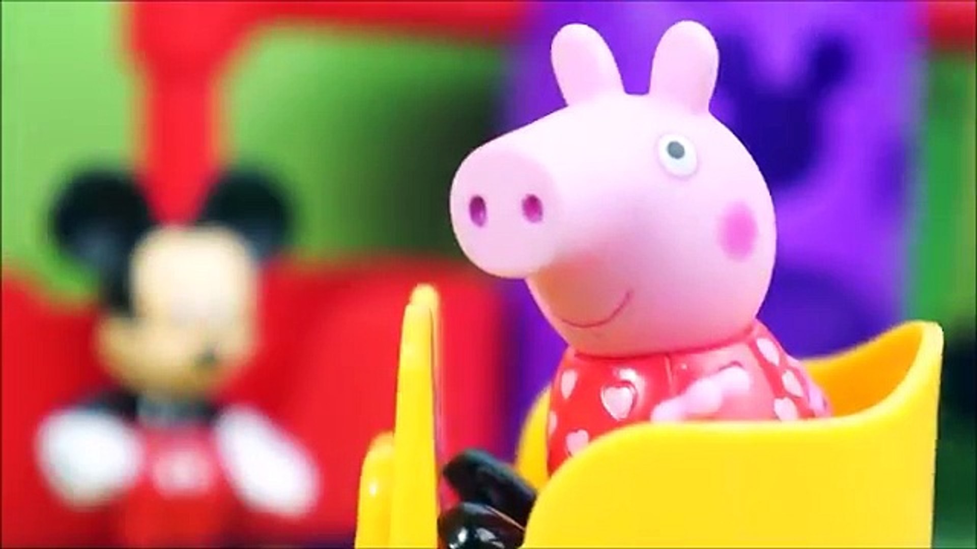 PIG GEORGE E PEPPA PIG BRINCANDO NO PARQUE DE DIVERSÃO DO MICKEY MOUSE DISNEY! BRINQUEDOS KIDSTOYS
