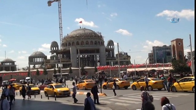 Taksim Camii'ne Türk Bayrağı Asıldı
