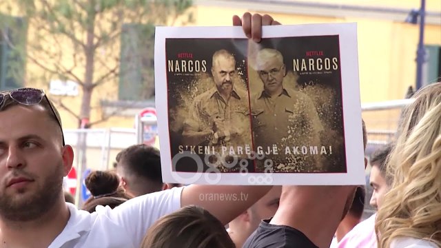 Ora News - Narcos , të rinjtë e opozitës video montazh për lidhjet e politikës me drogën