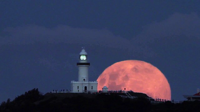 Des images sublimes de la Flower Moon au dessus de Byron Bay