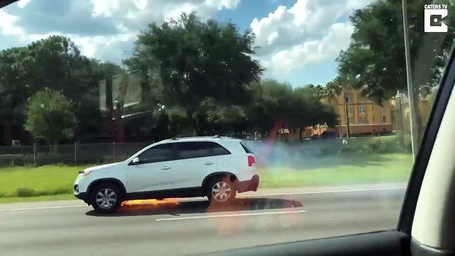 Elle croise une voiture en feu sur l'autoroute