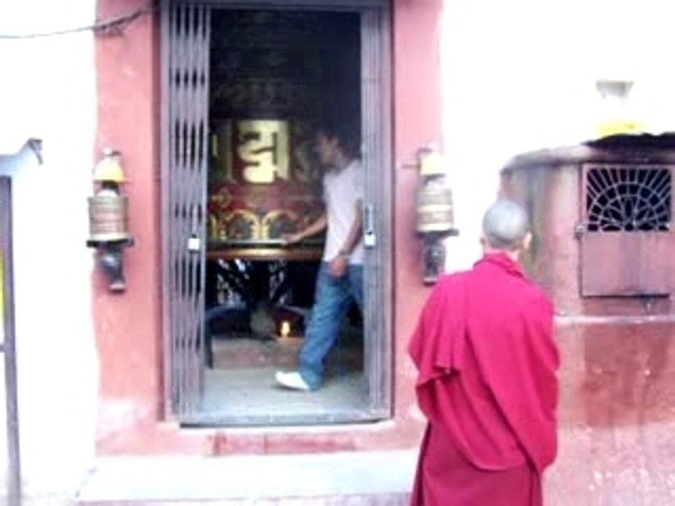 A l'intérieur de l'enceinte du stupa