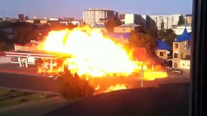 Massive explosion d'une station essence