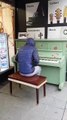 Un pianiste joue dans la rue des classiques de la musique