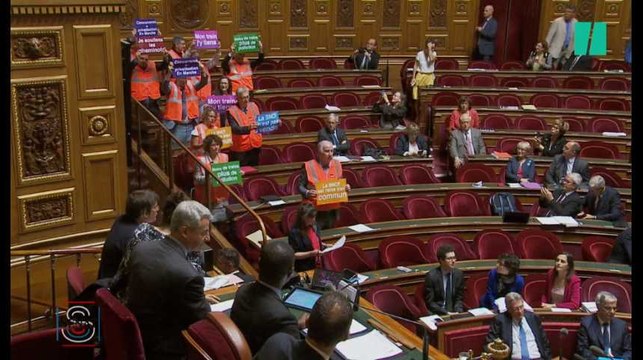 Les sénateurs communistes s'habillent en cheminots lors des discussions sur la réforme du pacte ferroviaire