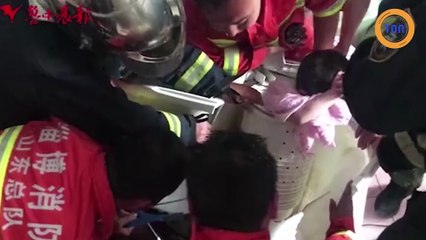 Un garçon coincé dans une machine à laver