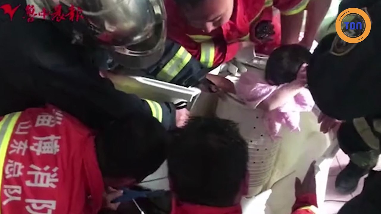 Un garçon coincé dans une machine à laver